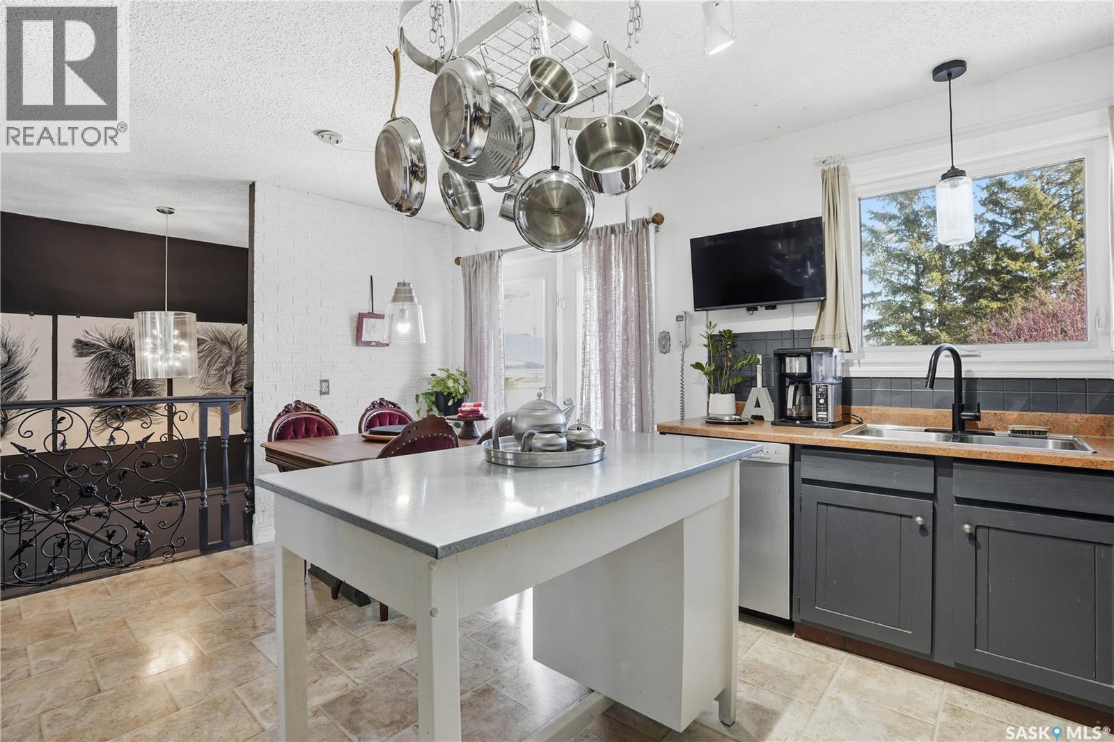 19 Tate Street, Regina, SK - Indoor Photo Showing Kitchen With Double Sink