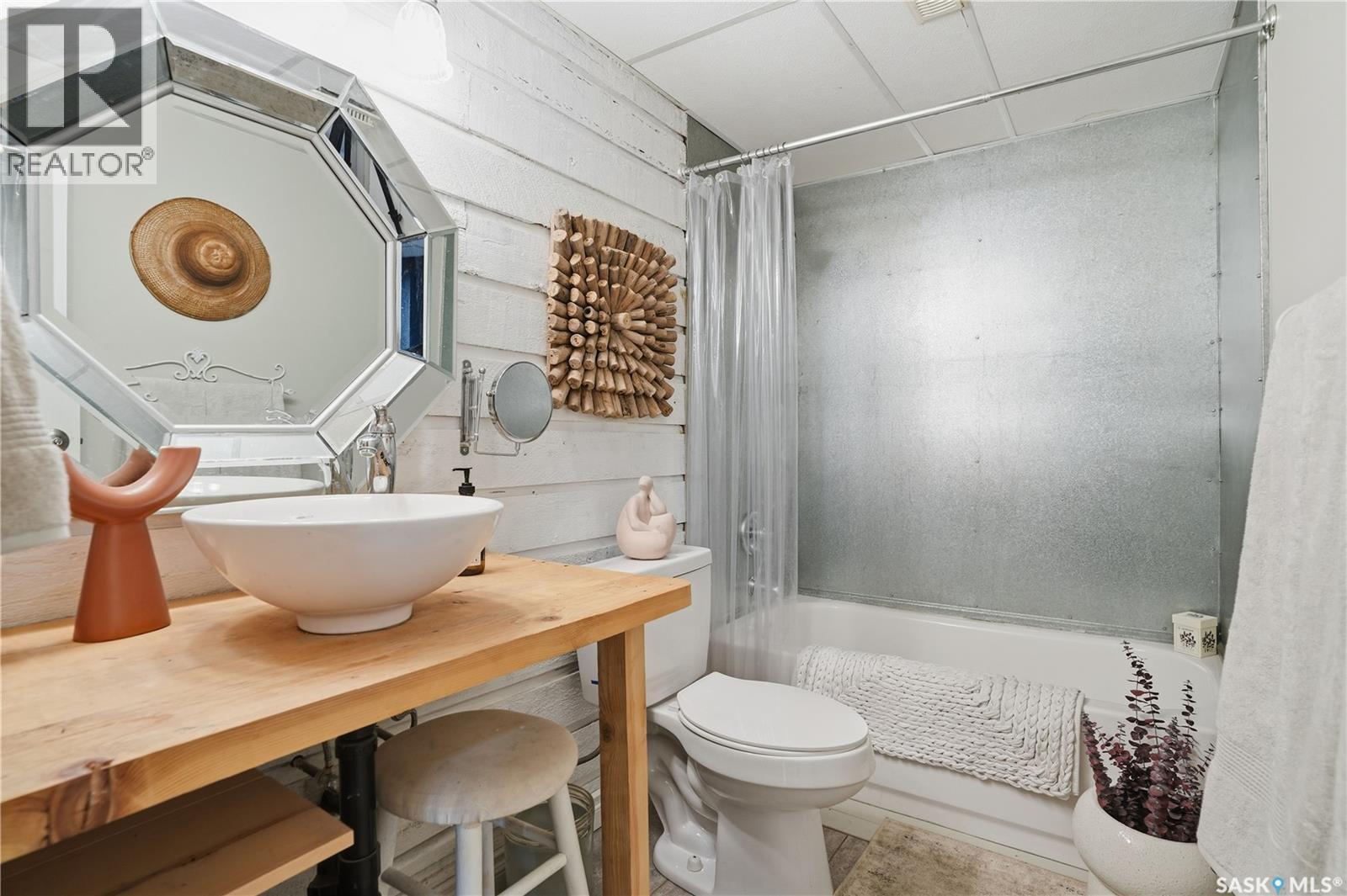 19 Tate Street, Regina, SK - Indoor Photo Showing Bathroom