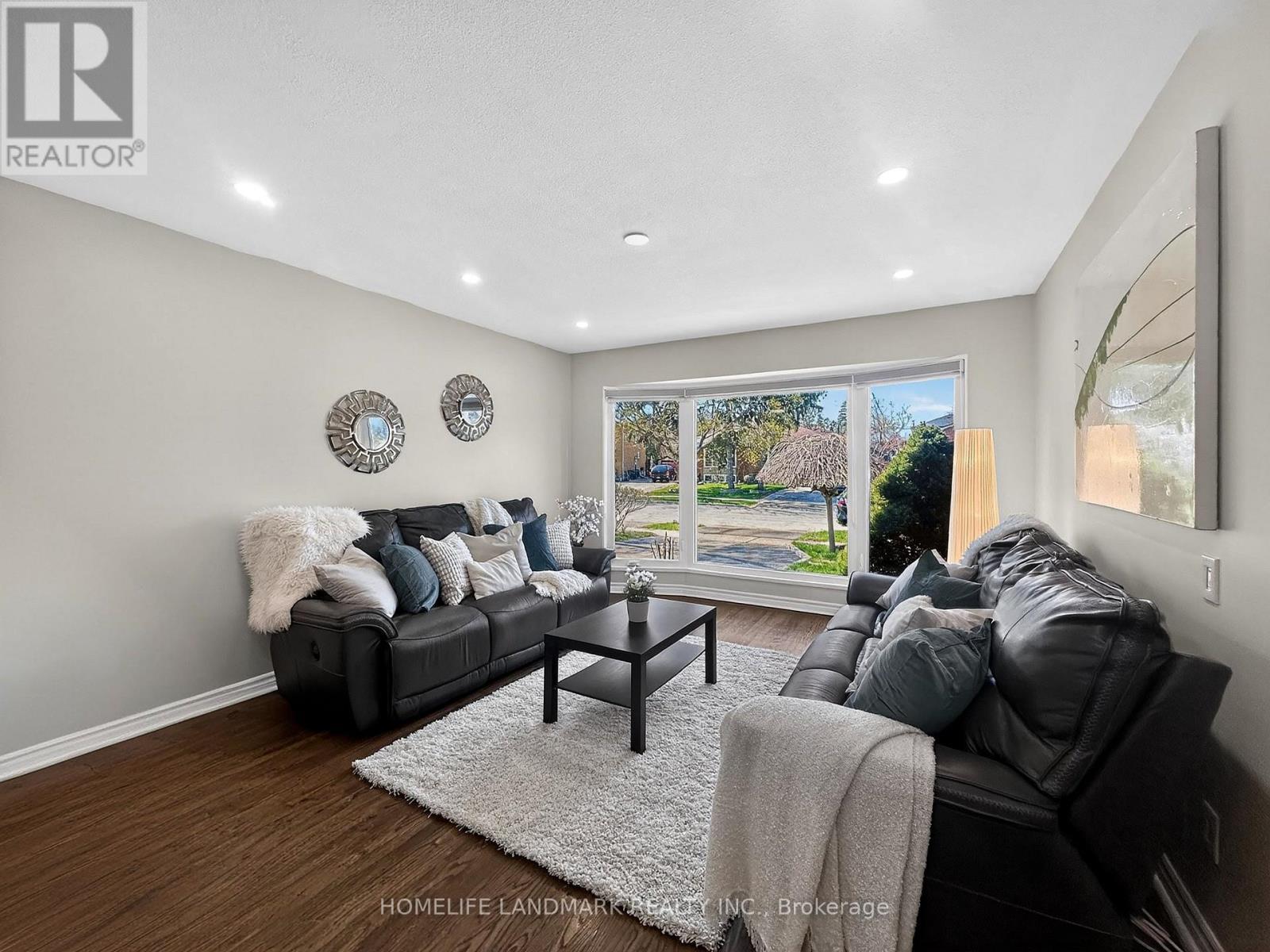 1166 Kingsholm Drive, Mississauga, ON - Indoor Photo Showing Living Room