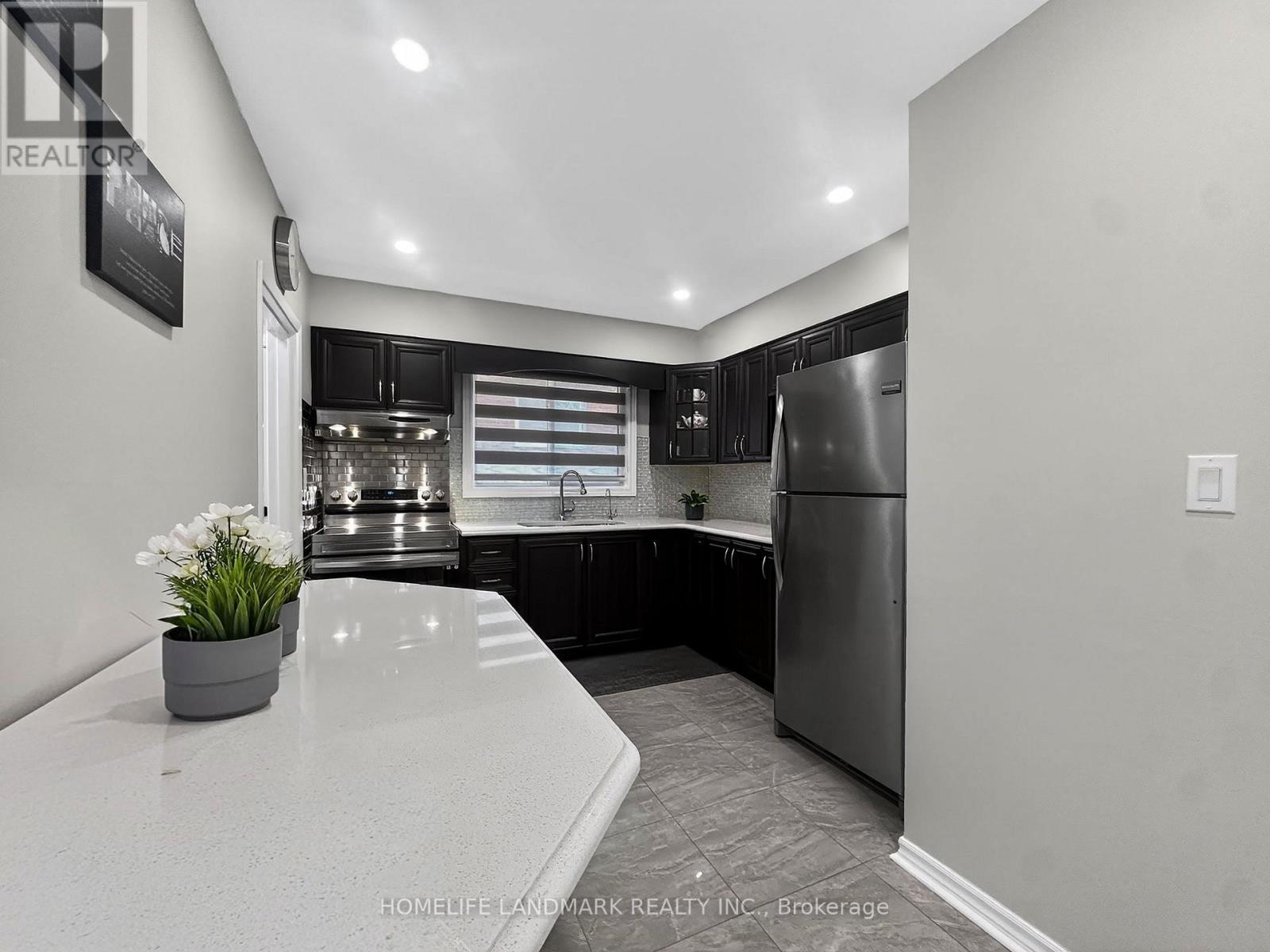 1166 Kingsholm Drive, Mississauga, ON - Indoor Photo Showing Kitchen With Stainless Steel Kitchen