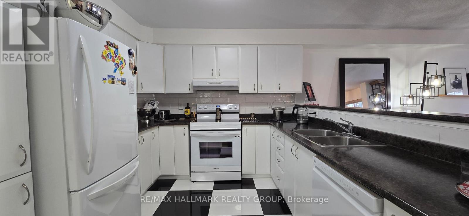 158 Fordham Private, Ottawa, ON - Indoor Photo Showing Kitchen With Double Sink
