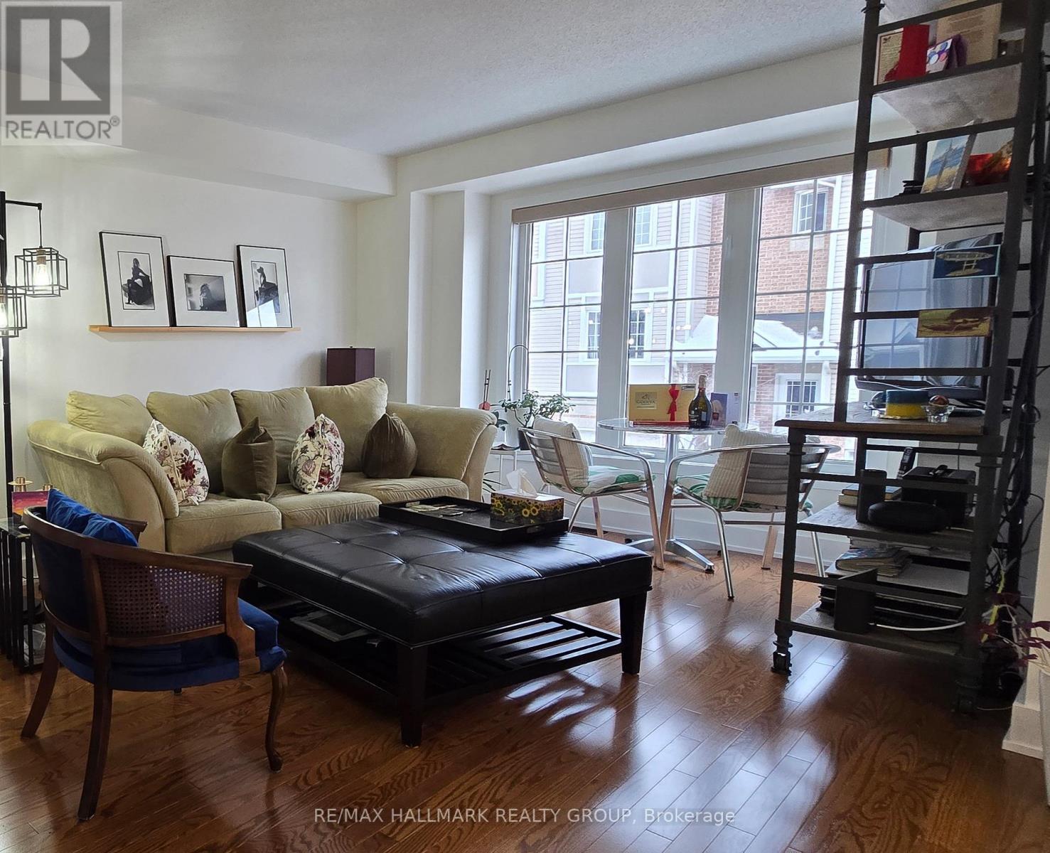 158 Fordham Private, Ottawa, ON - Indoor Photo Showing Living Room