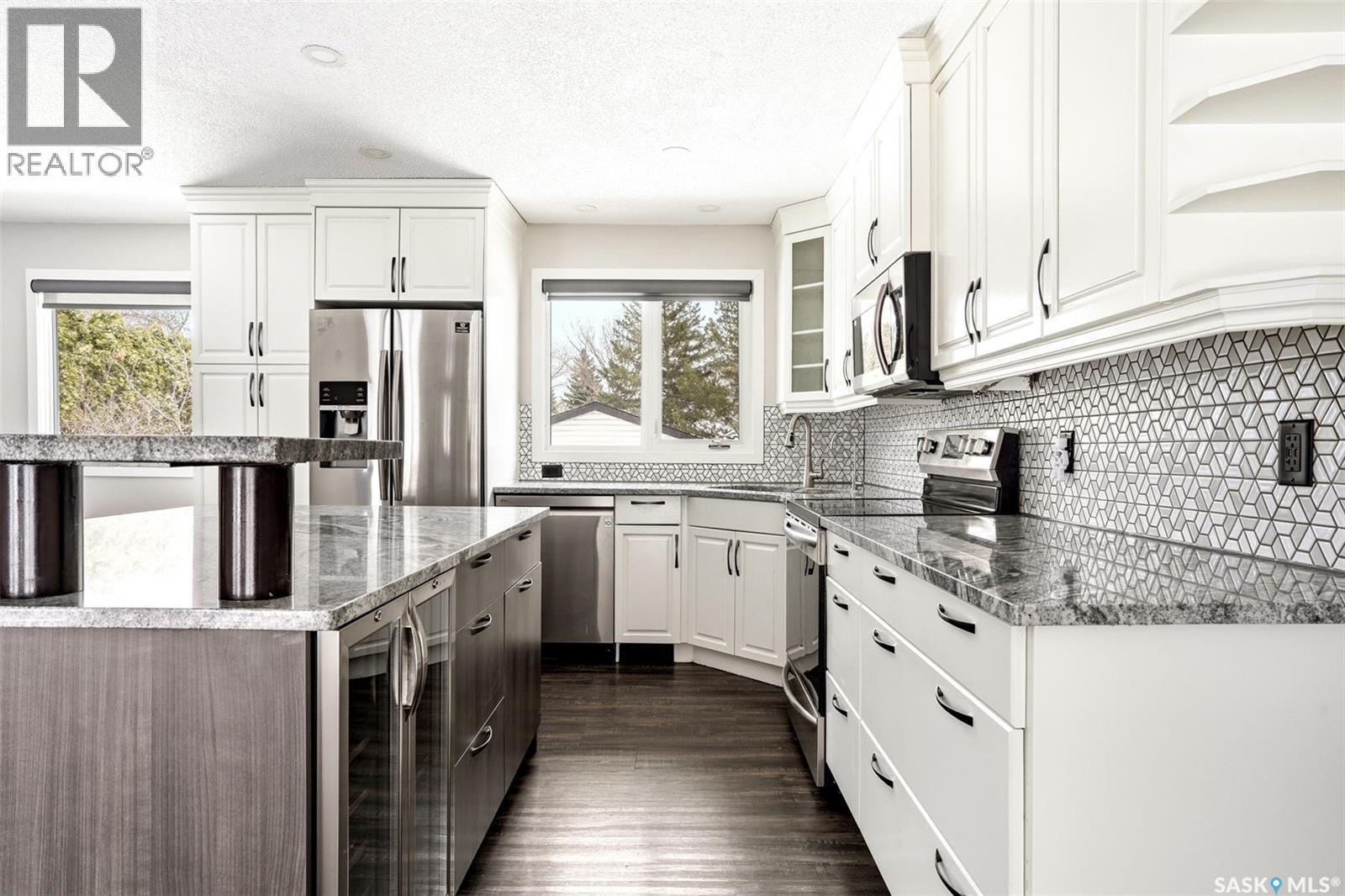 34 Dewar Bay, Regina, SK - Indoor Photo Showing Kitchen With Stainless Steel Kitchen With Upgraded Kitchen