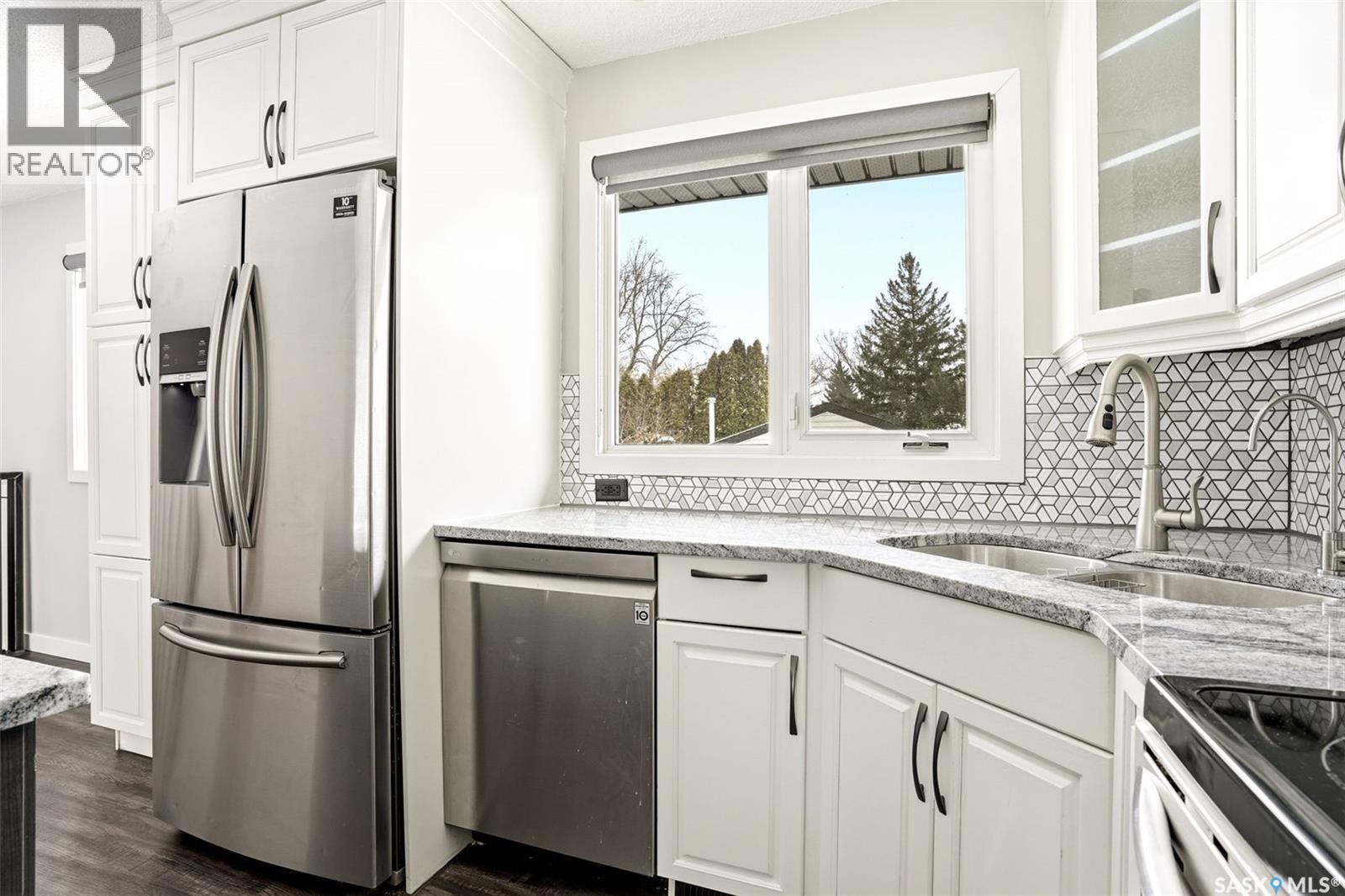 34 Dewar Bay, Regina, SK - Indoor Photo Showing Kitchen With Stainless Steel Kitchen With Double Sink With Upgraded Kitchen