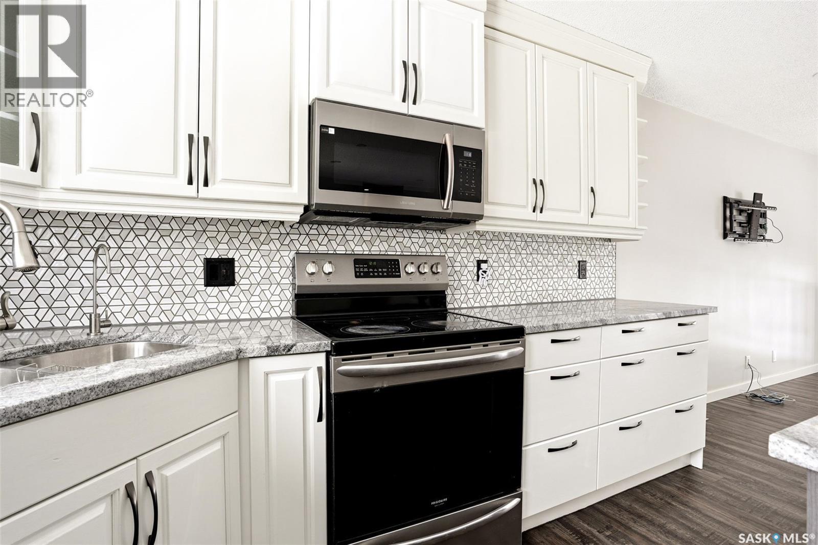 34 Dewar Bay, Regina, SK - Indoor Photo Showing Kitchen With Upgraded Kitchen