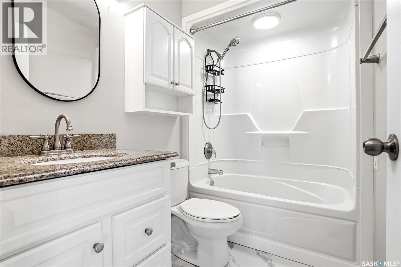 34 Dewar Bay, Regina, SK - Indoor Photo Showing Bathroom