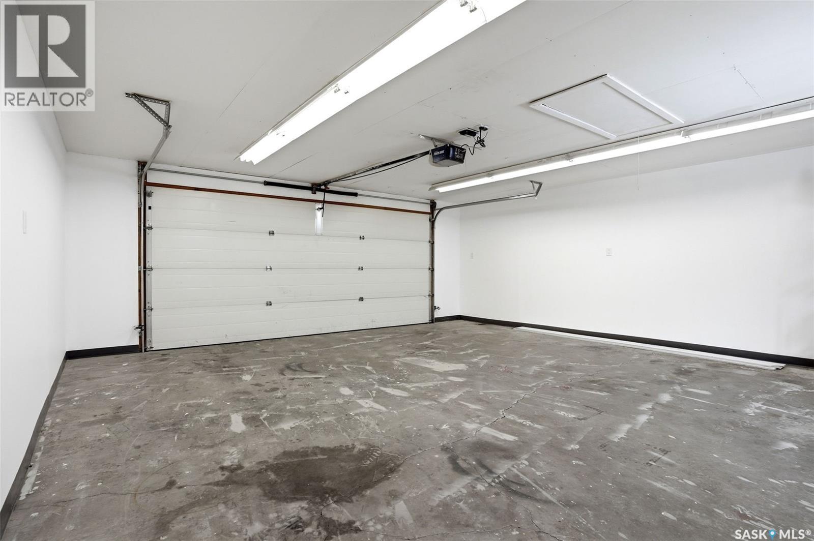 34 Dewar Bay, Regina, SK - Indoor Photo Showing Garage