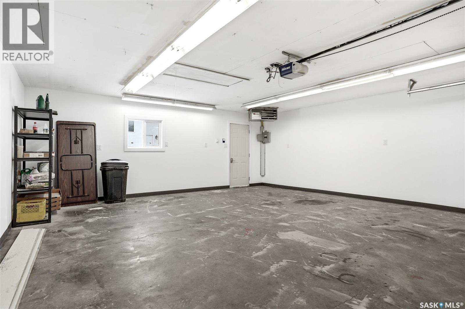 34 Dewar Bay, Regina, SK - Indoor Photo Showing Garage