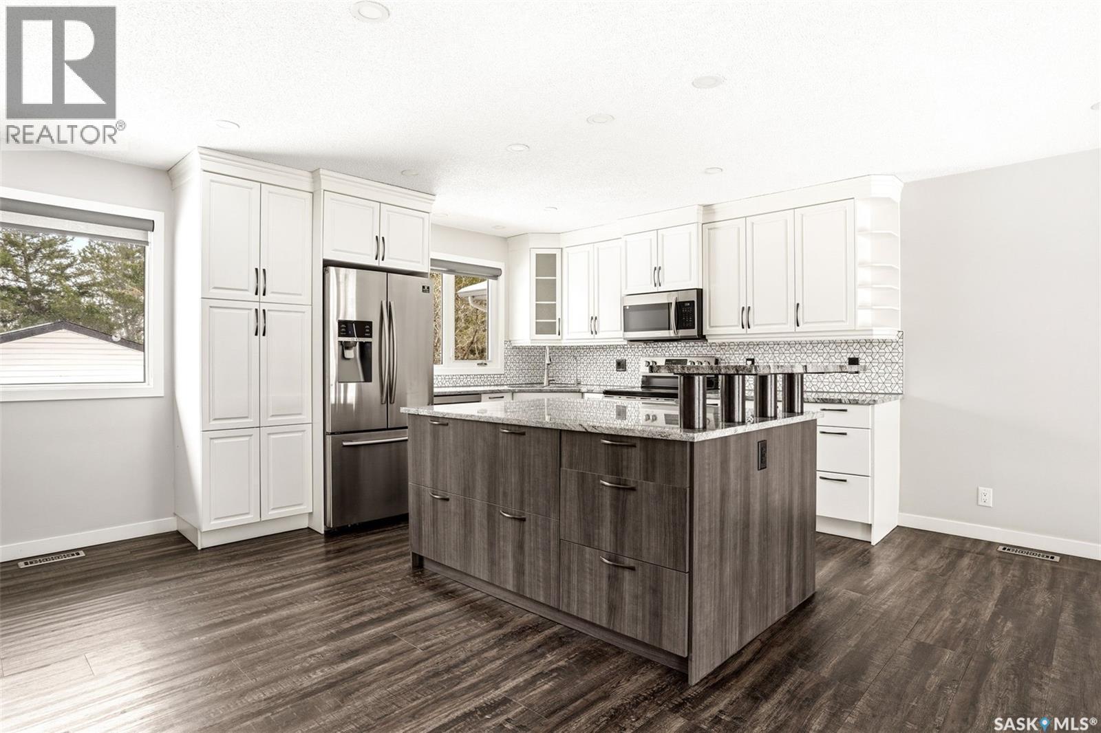 34 Dewar Bay, Regina, SK - Indoor Photo Showing Kitchen With Upgraded Kitchen