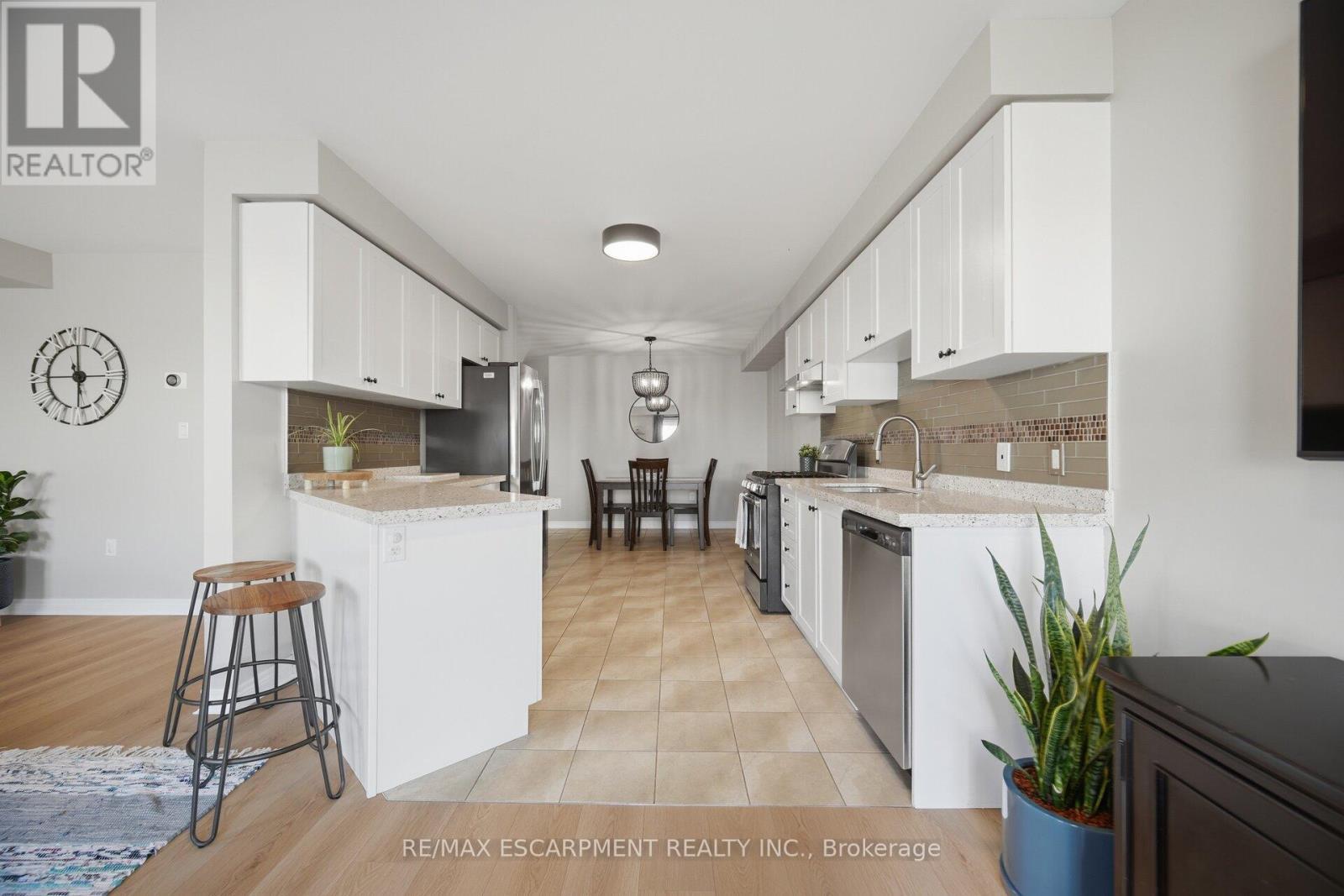92 Celestial Crescent, Hamilton, ON - Indoor Photo Showing Kitchen