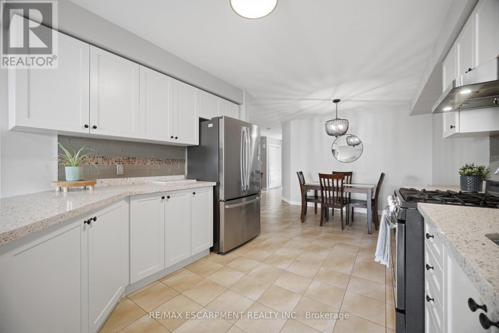 92 Celestial Crescent, Hamilton, ON - Indoor Photo Showing Kitchen