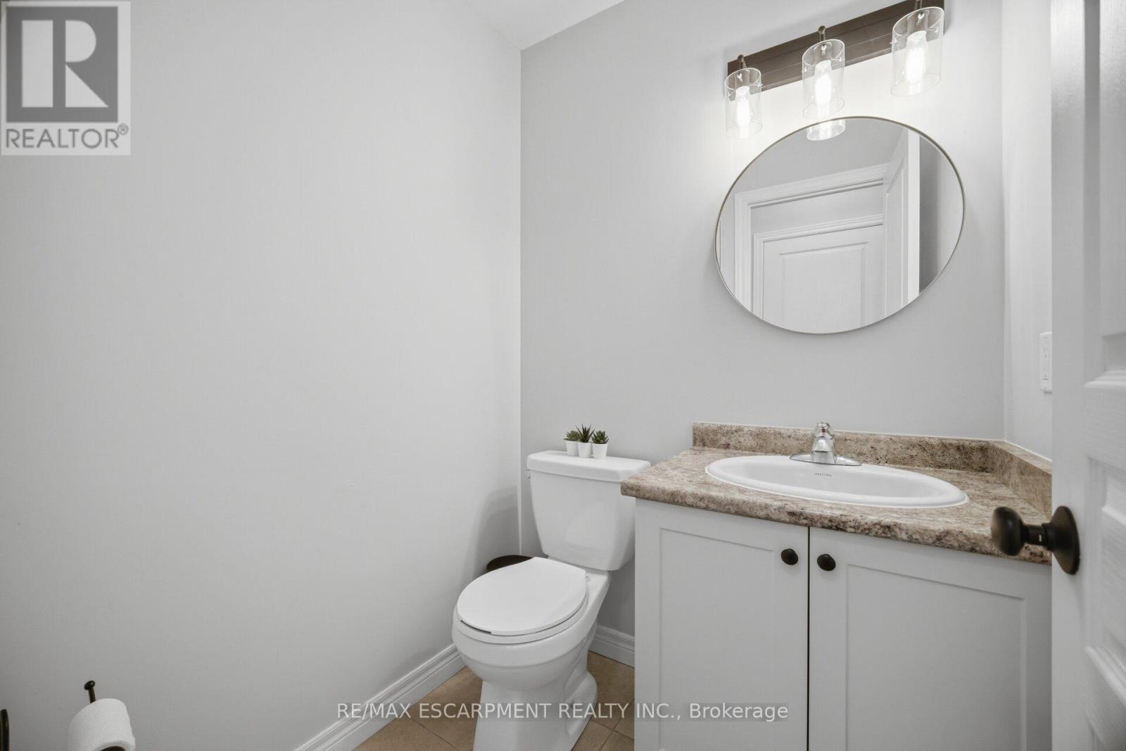 92 Celestial Crescent, Hamilton, ON - Indoor Photo Showing Bathroom