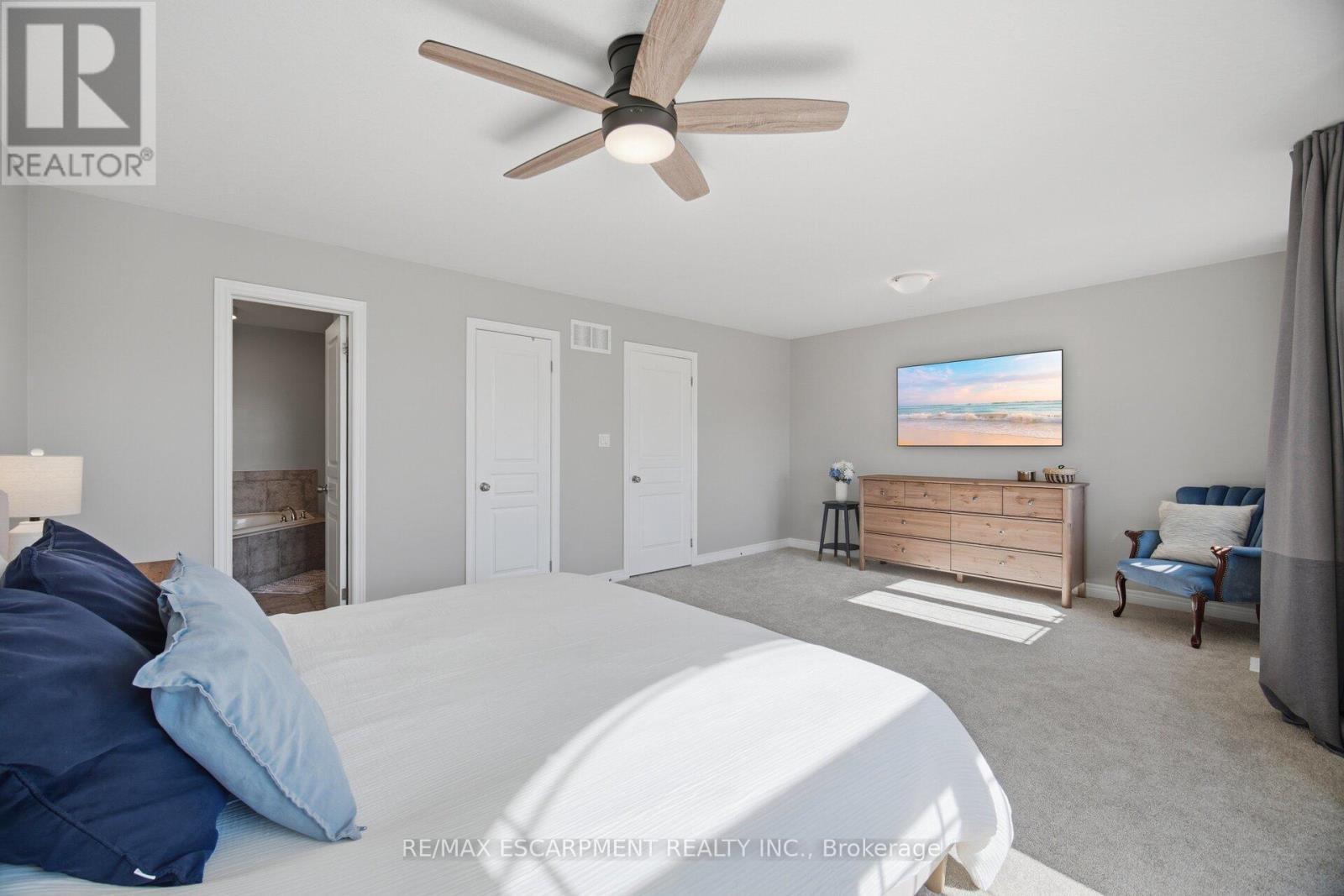 92 Celestial Crescent, Hamilton, ON - Indoor Photo Showing Bedroom