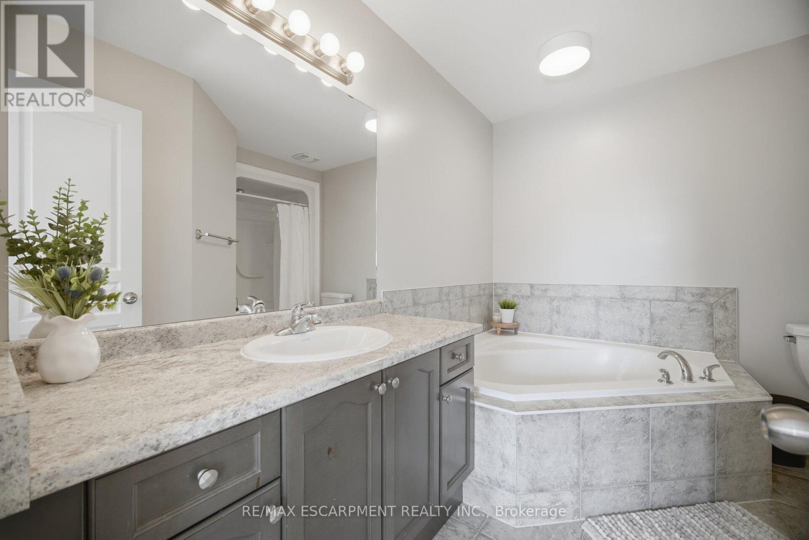 92 Celestial Crescent, Hamilton, ON - Indoor Photo Showing Bathroom