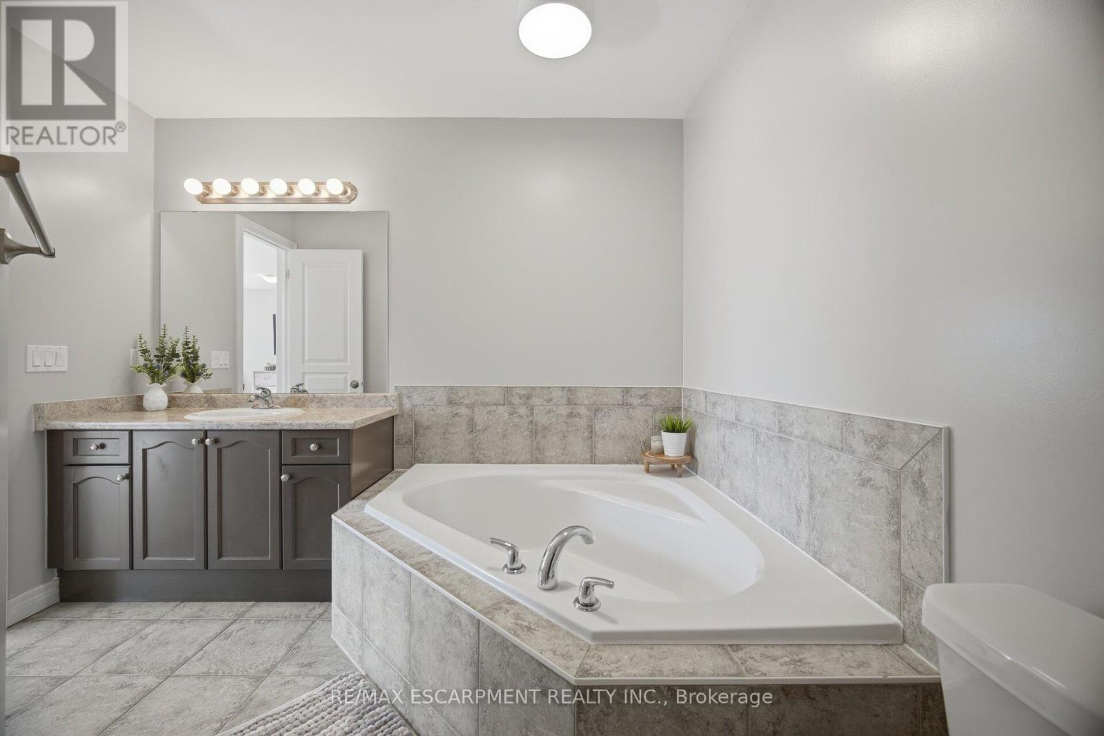 92 Celestial Crescent, Hamilton, ON - Indoor Photo Showing Bathroom