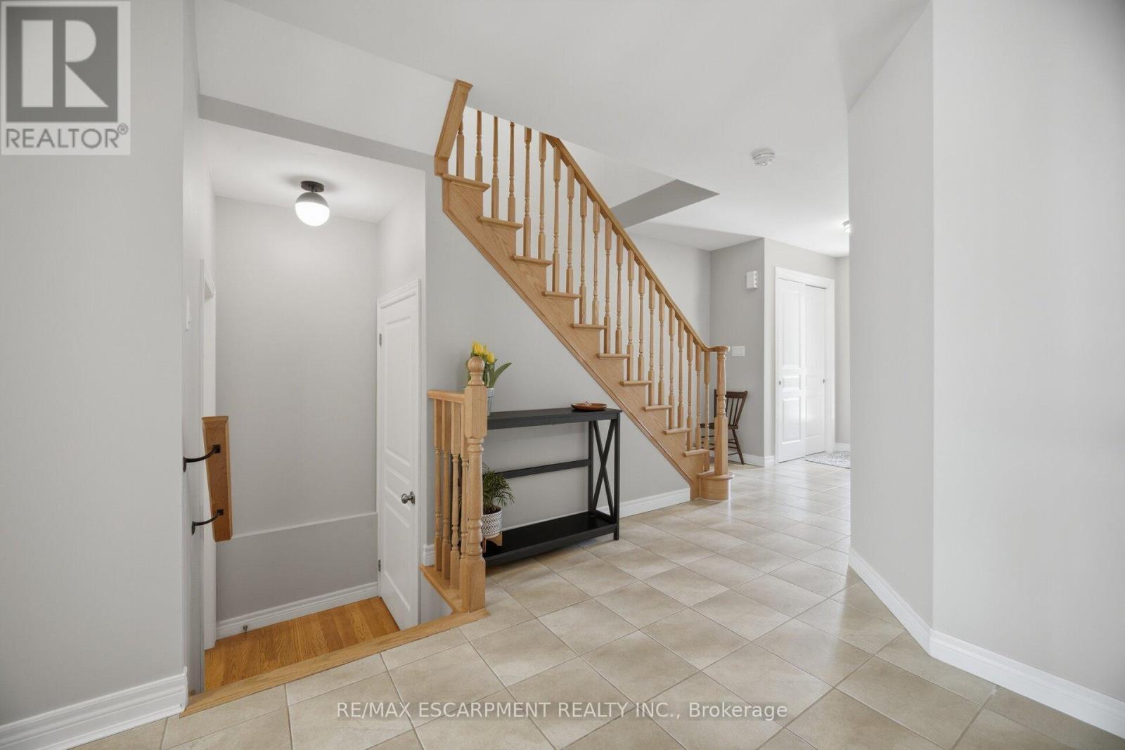 92 Celestial Crescent, Hamilton, ON - Indoor Photo Showing Other Room