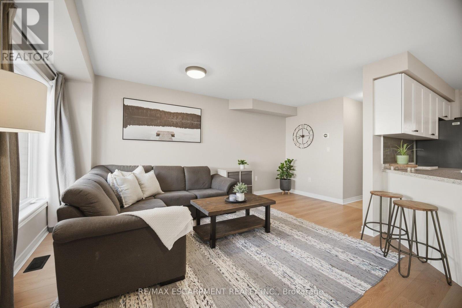 92 Celestial Crescent, Hamilton, ON - Indoor Photo Showing Living Room