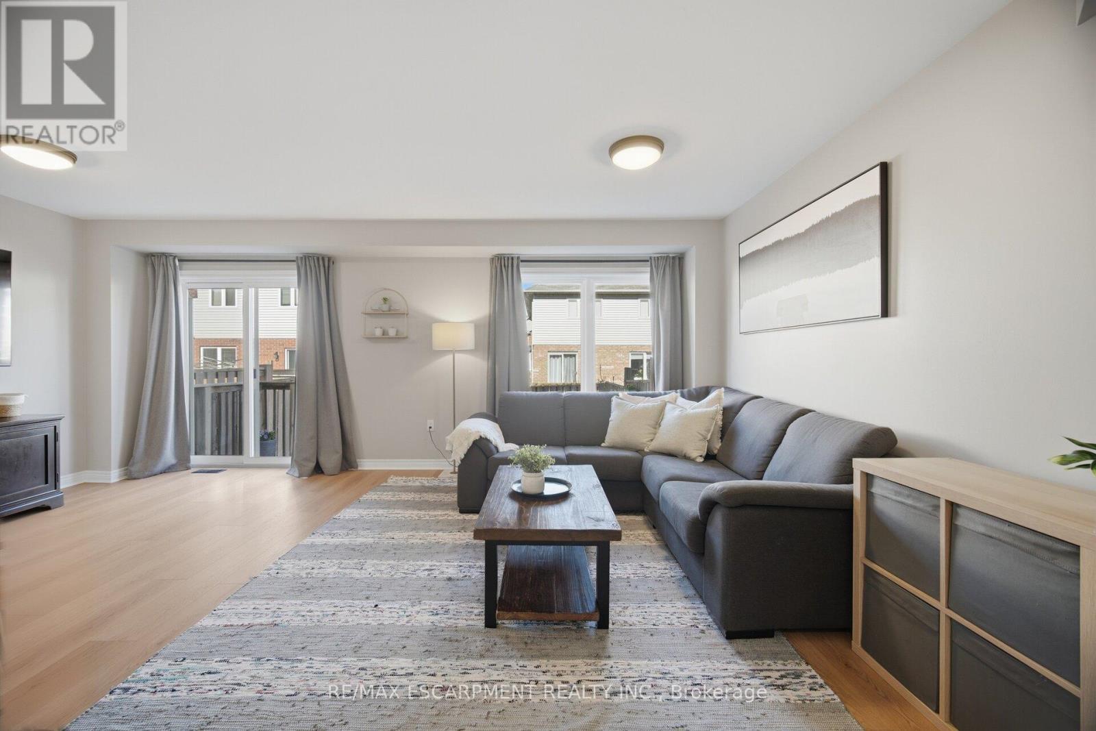 92 Celestial Crescent, Hamilton, ON - Indoor Photo Showing Living Room