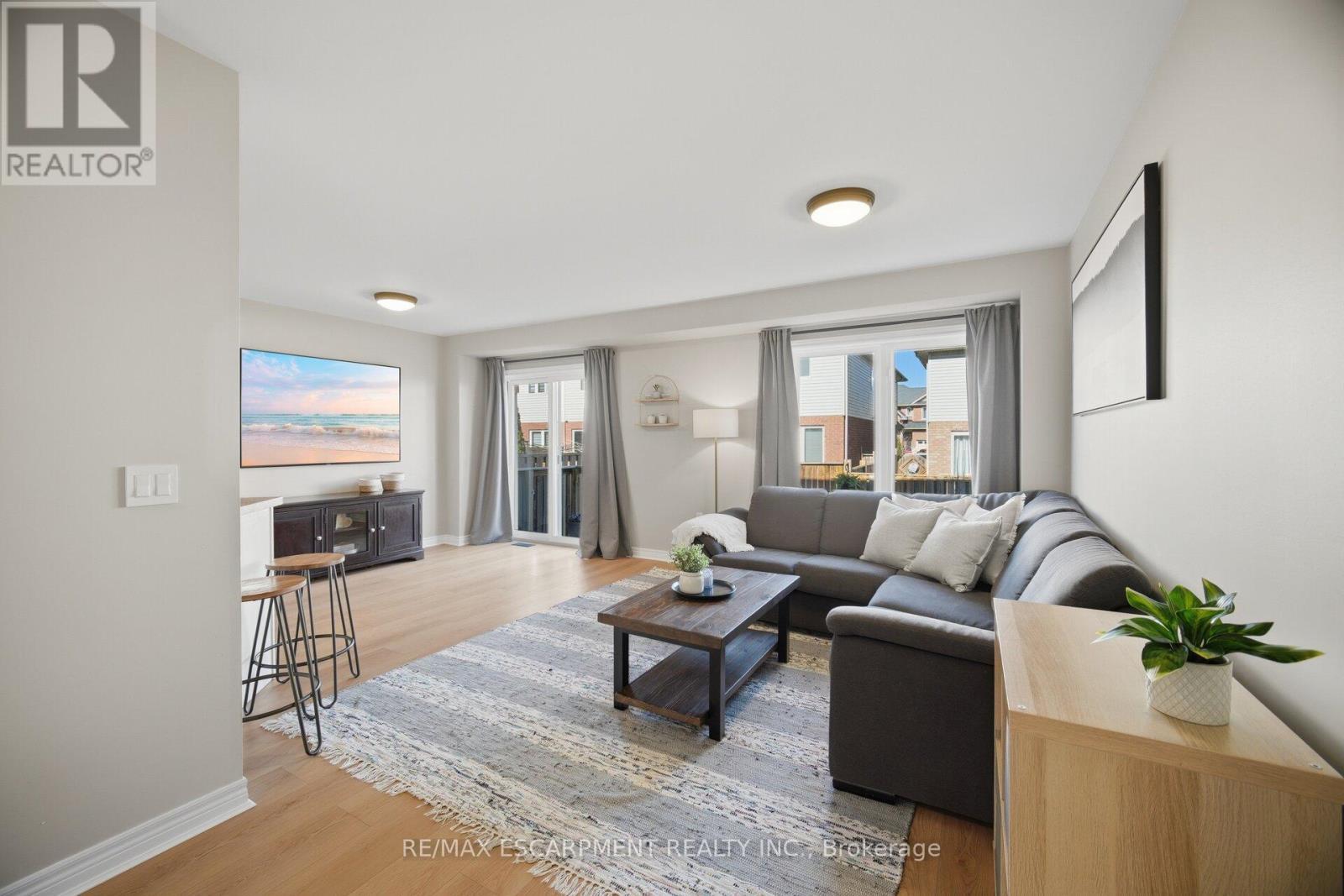 92 Celestial Crescent, Hamilton, ON - Indoor Photo Showing Living Room