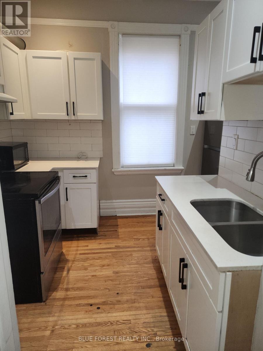 865 William Street, London East (East B), ON - Indoor Photo Showing Kitchen With Double Sink
