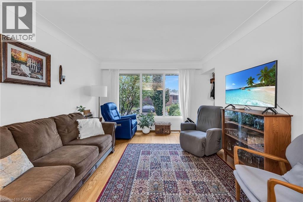 5 Burrwood Drive, Hamilton, ON - Indoor Photo Showing Living Room