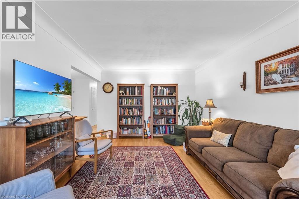 5 Burrwood Drive, Hamilton, ON - Indoor Photo Showing Living Room