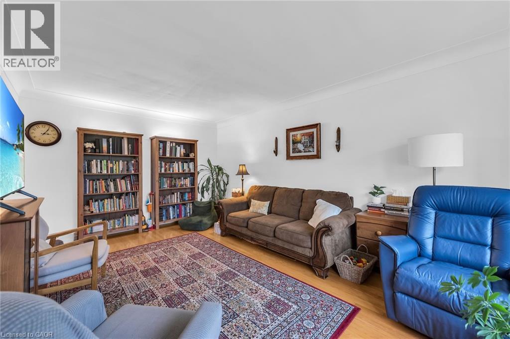 5 Burrwood Drive, Hamilton, ON - Indoor Photo Showing Living Room