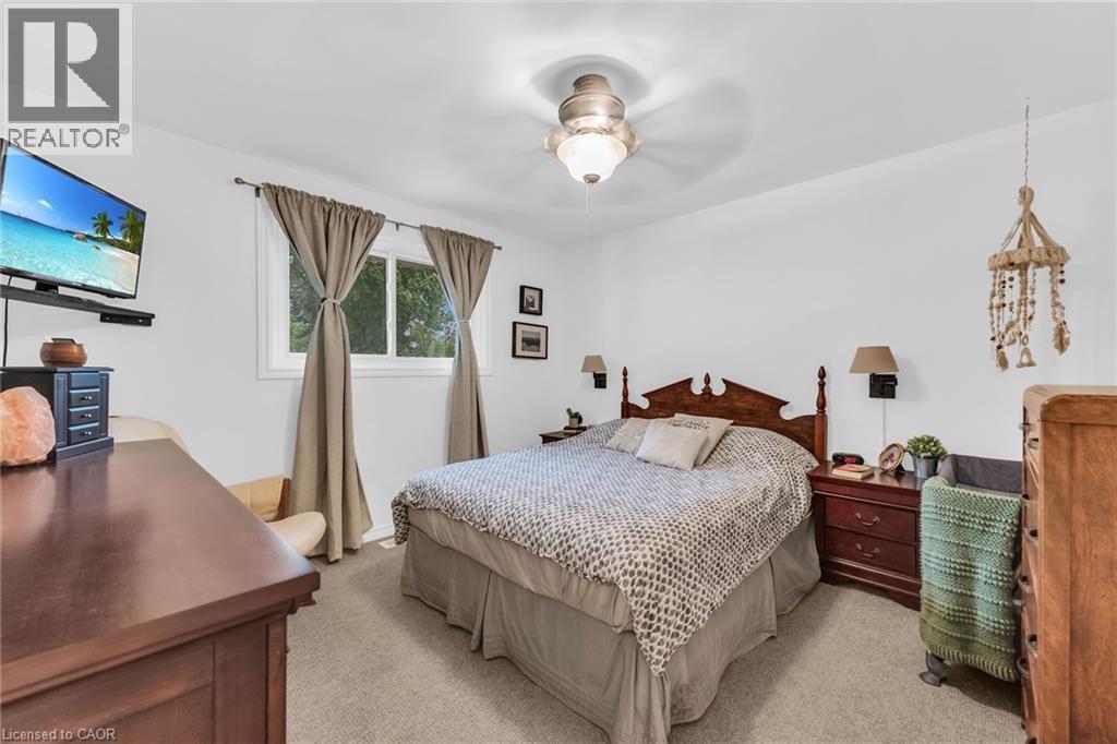 5 Burrwood Drive, Hamilton, ON - Indoor Photo Showing Bedroom