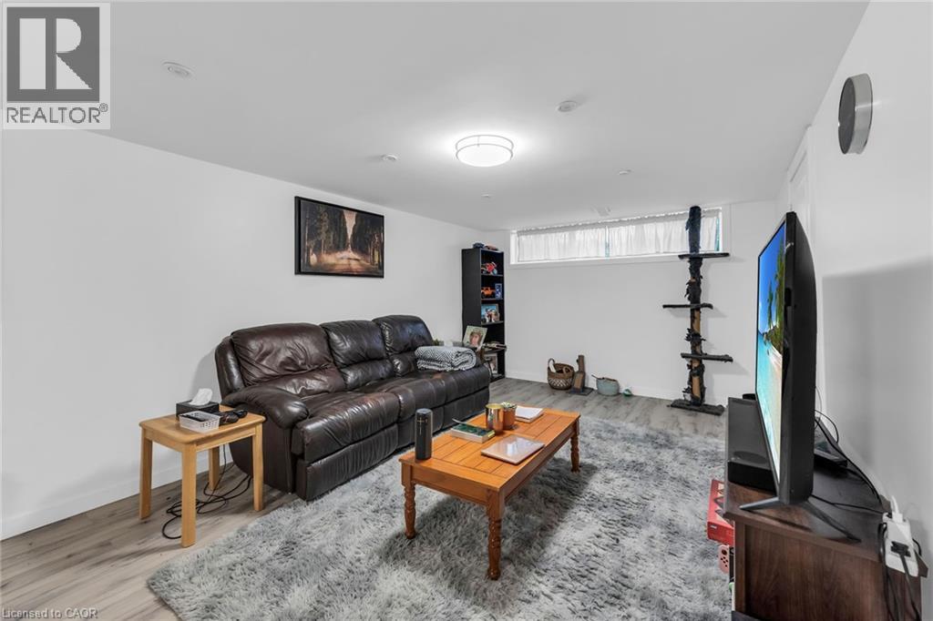 5 Burrwood Drive, Hamilton, ON - Indoor Photo Showing Living Room