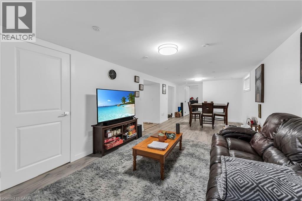 5 Burrwood Drive, Hamilton, ON - Indoor Photo Showing Living Room