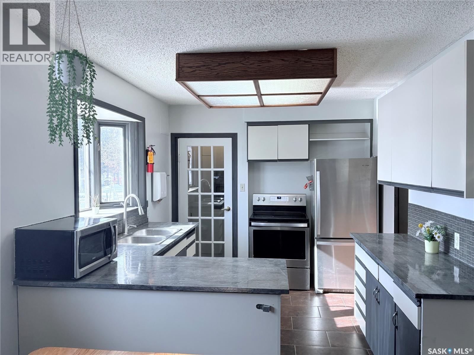 102 Bailey Drive, Yorkton, SK - Indoor Photo Showing Kitchen With Double Sink With Upgraded Kitchen