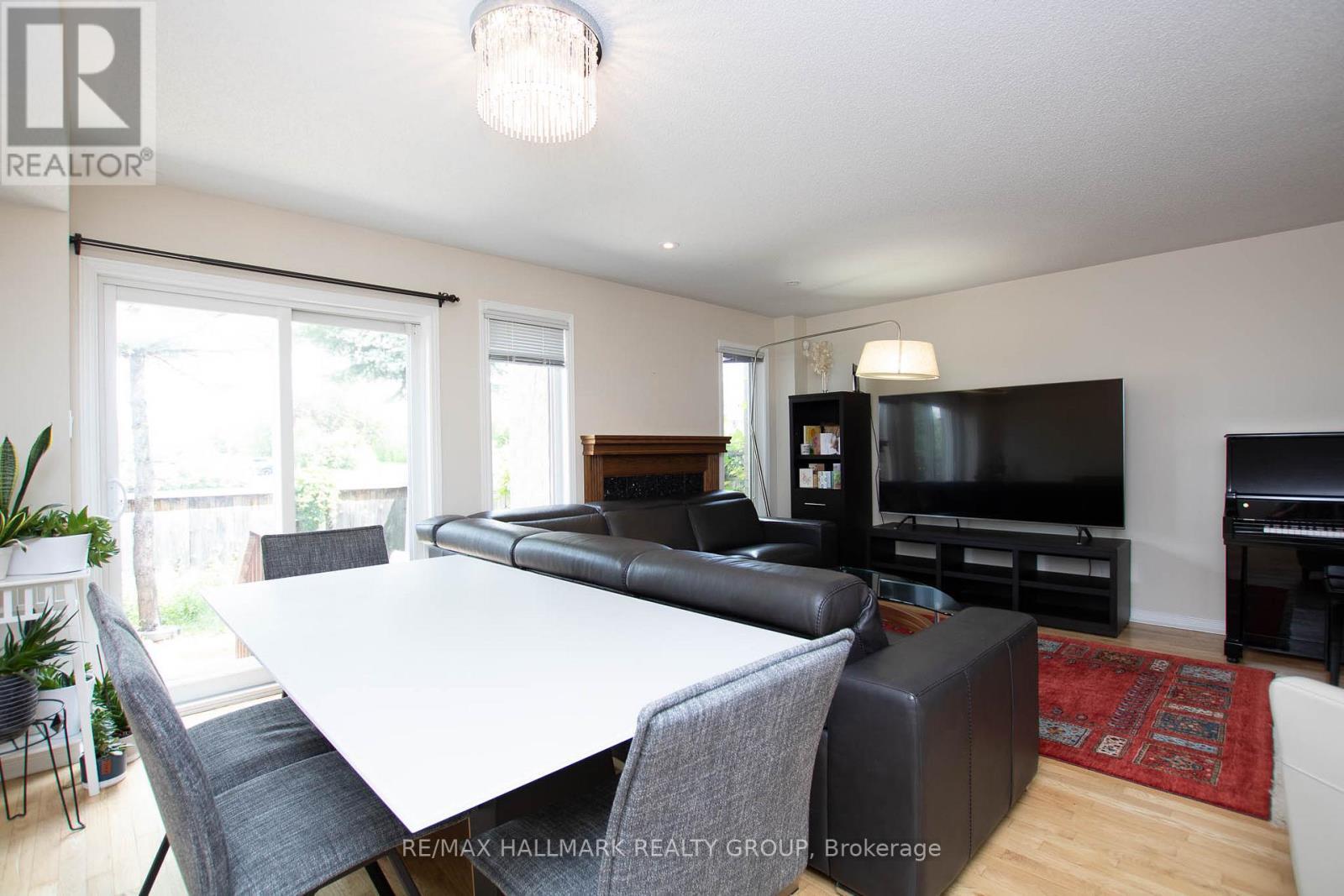 317 Freedom Private, Ottawa, ON - Indoor Photo Showing Living Room