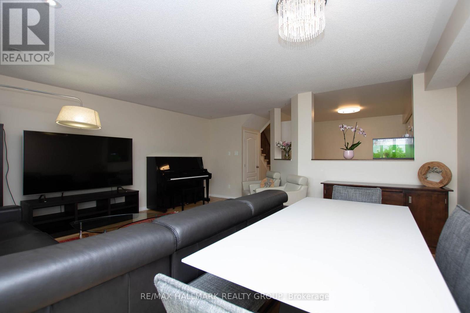 317 Freedom Private, Ottawa, ON - Indoor Photo Showing Living Room