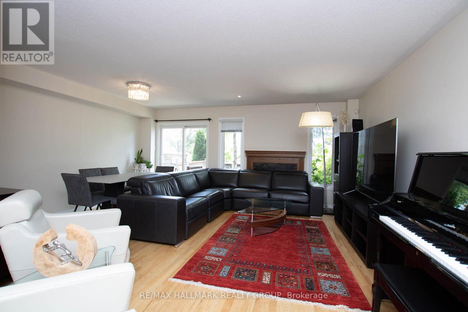 317 Freedom Private, Ottawa, ON - Indoor Photo Showing Living Room