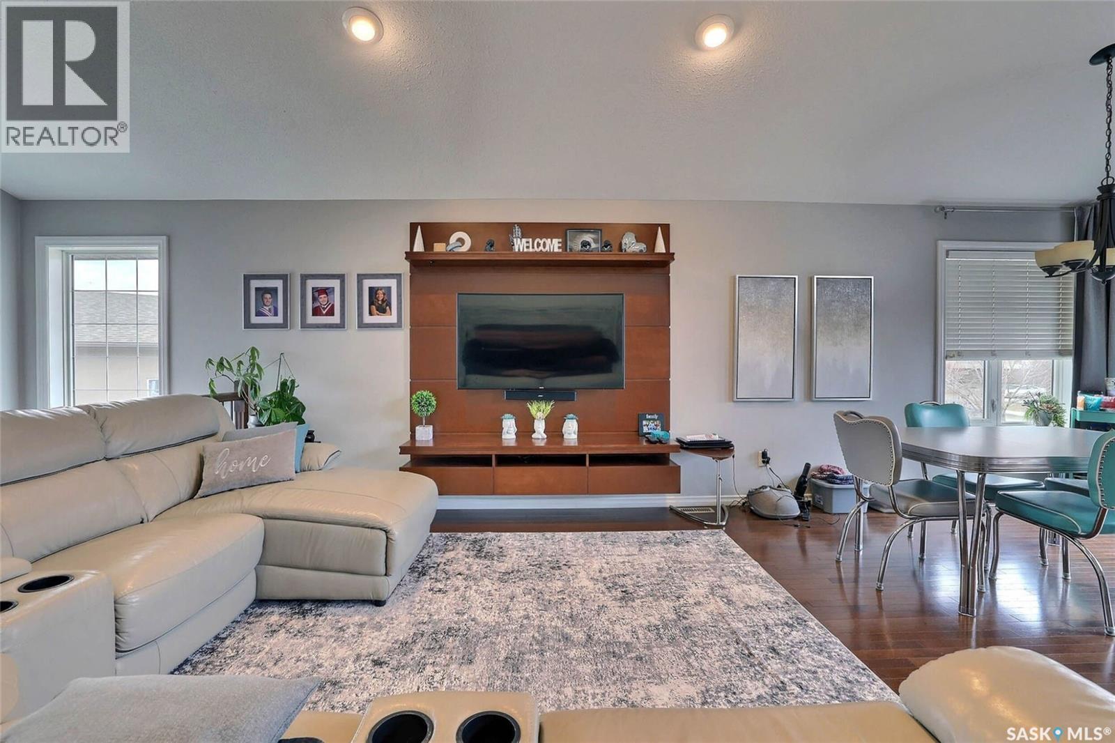 2433 Jameson Crescent, Regina, SK - Indoor Photo Showing Living Room