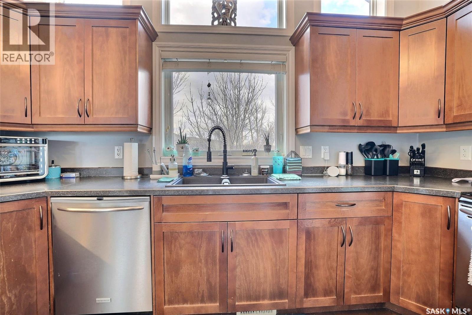 2433 Jameson Crescent, Regina, SK - Indoor Photo Showing Kitchen With Double Sink