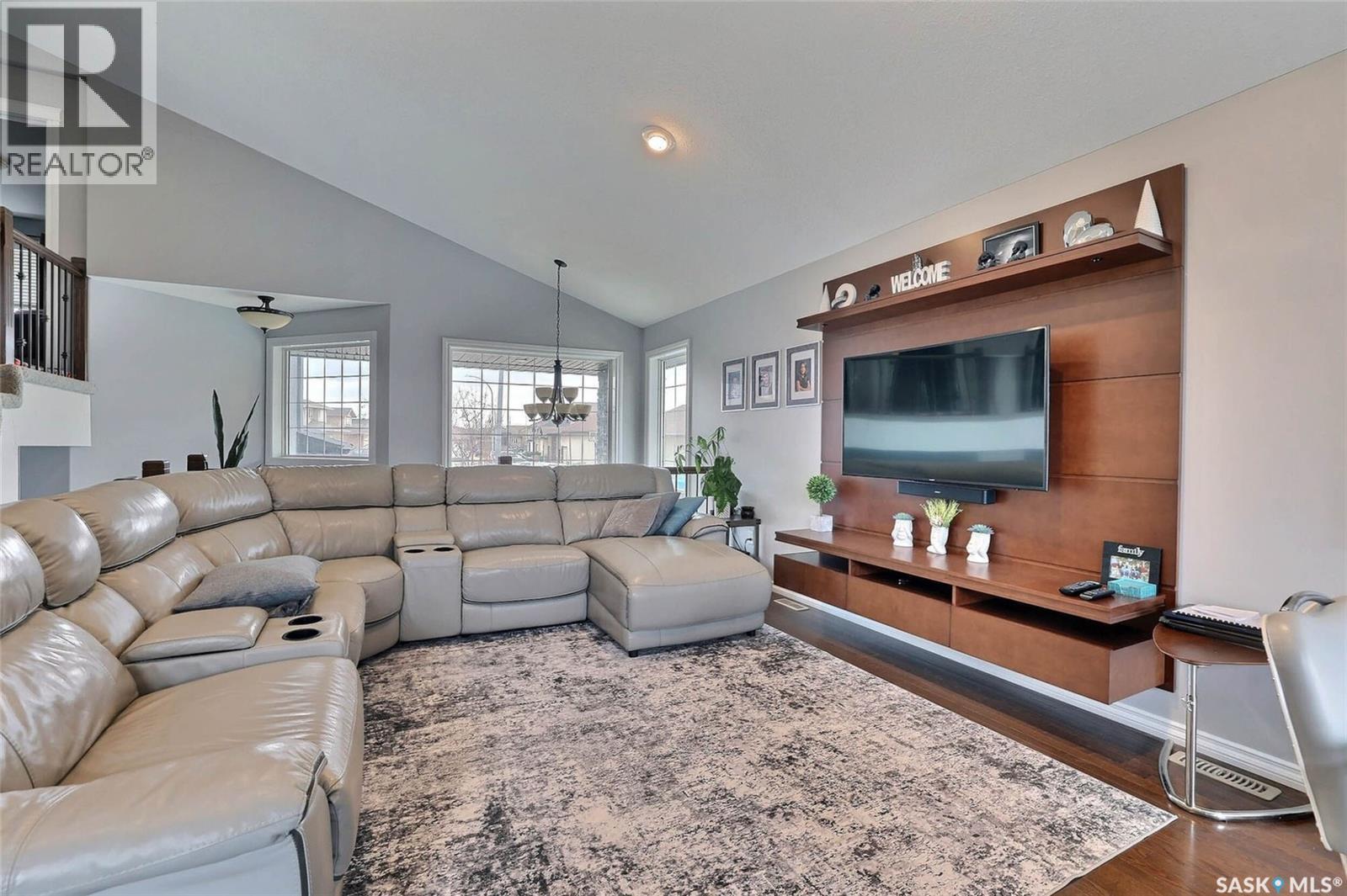 2433 Jameson Crescent, Regina, SK - Indoor Photo Showing Living Room