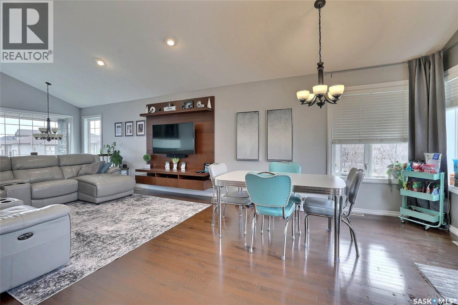 2433 Jameson Crescent, Regina, SK - Indoor Photo Showing Living Room