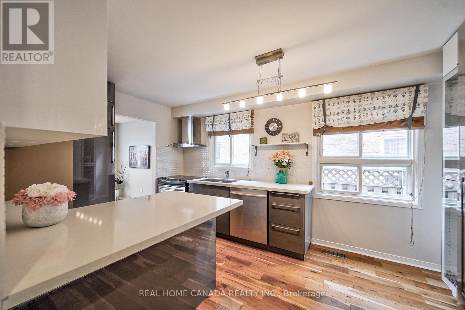 540 Bluesky Cres, Mississauga, ON - Indoor Photo Showing Kitchen With Double Sink