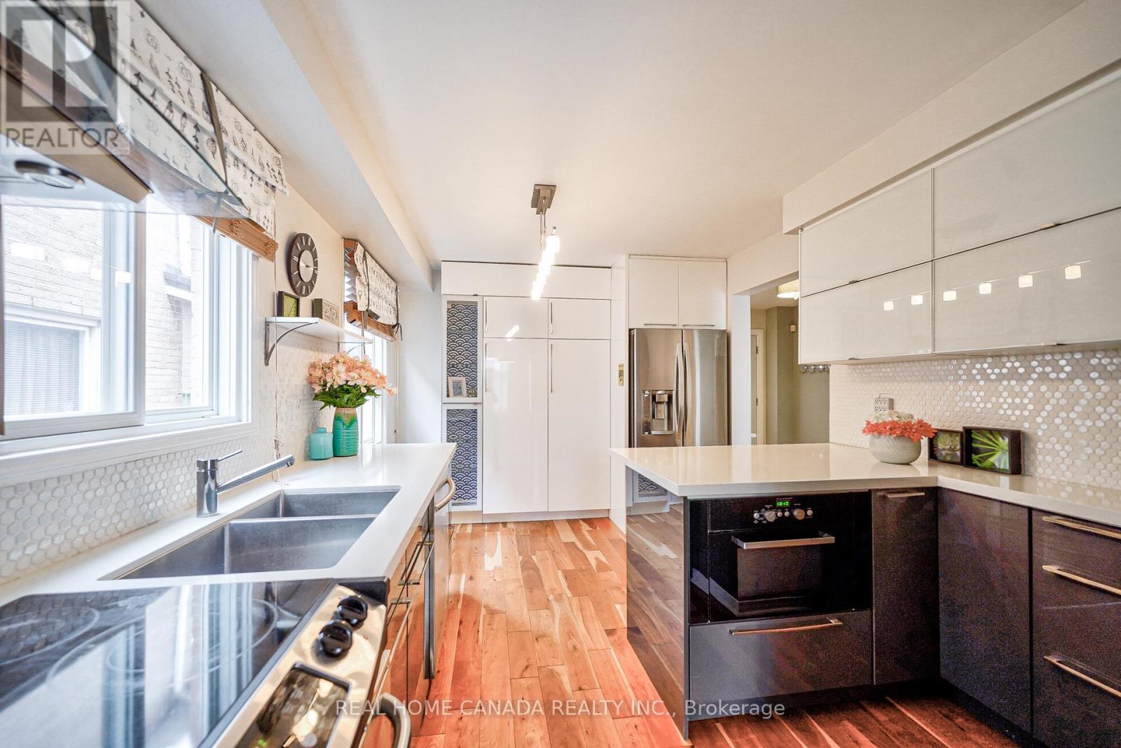 540 Bluesky Cres, Mississauga, ON - Indoor Photo Showing Kitchen With Double Sink With Upgraded Kitchen