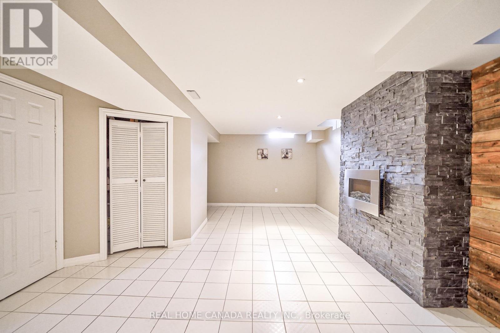 540 Bluesky Cres, Mississauga, ON - Indoor With Fireplace