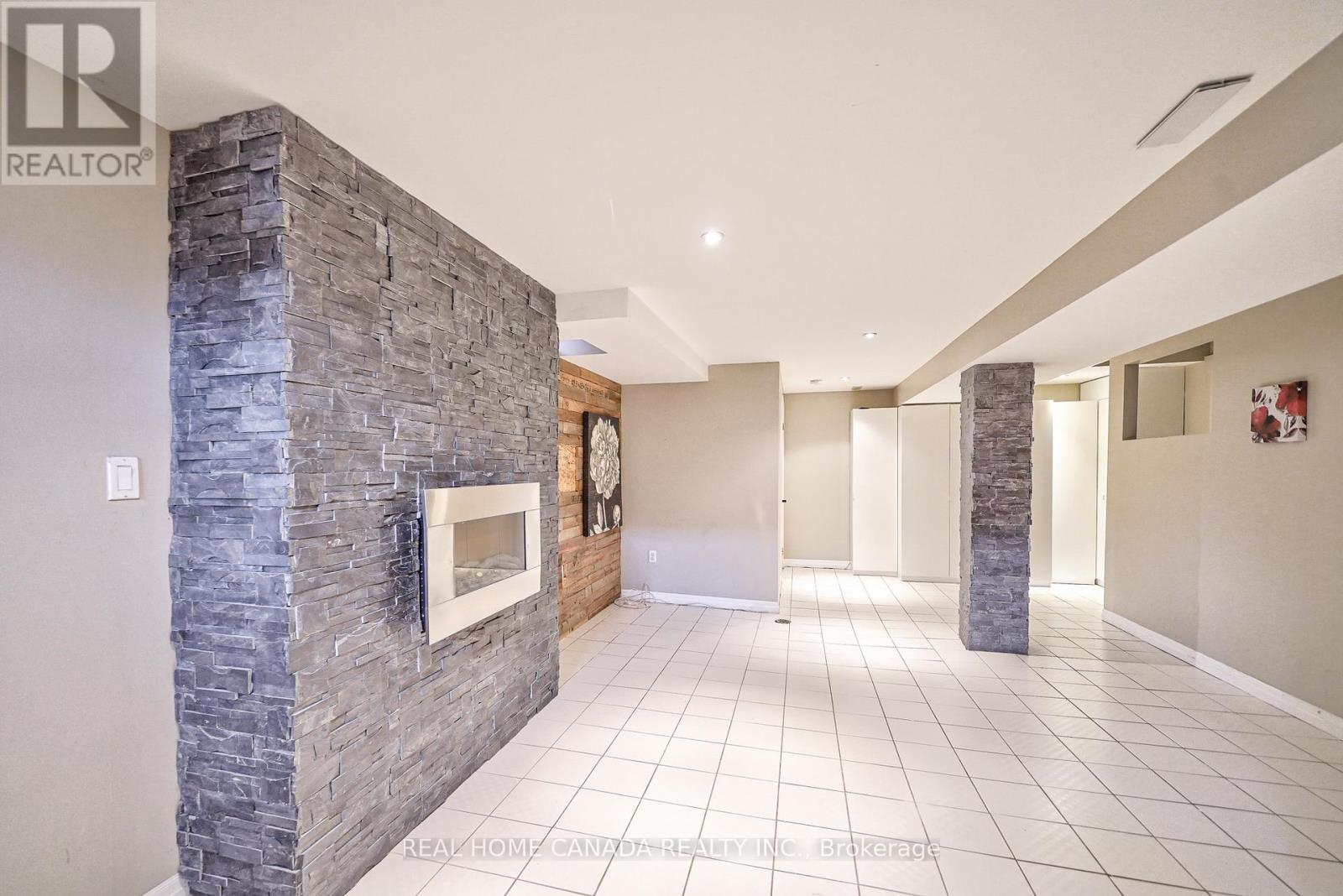 540 Bluesky Cres, Mississauga, ON - Indoor With Fireplace