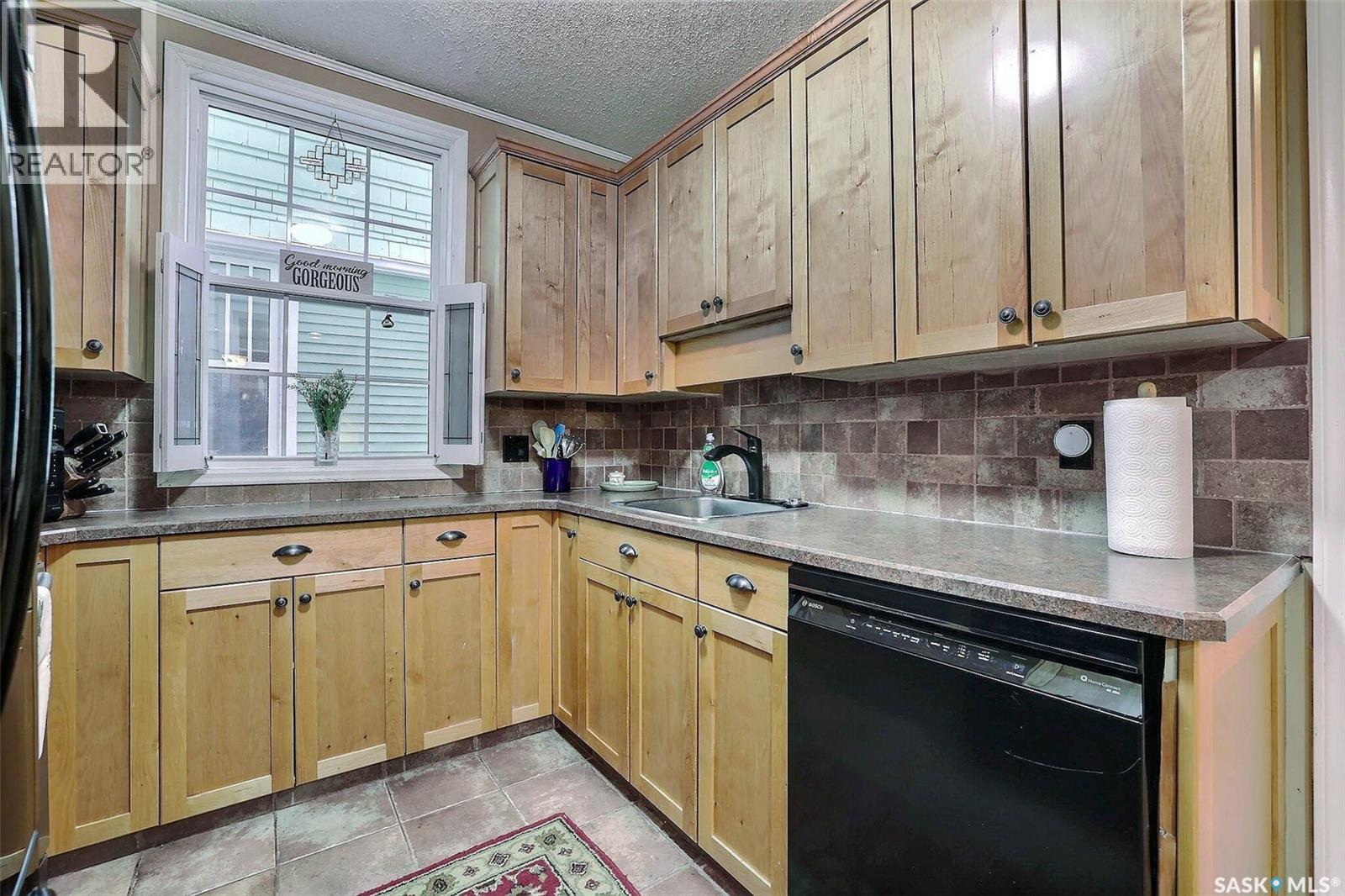 2834 Rae Street, Regina, SK - Indoor Photo Showing Kitchen