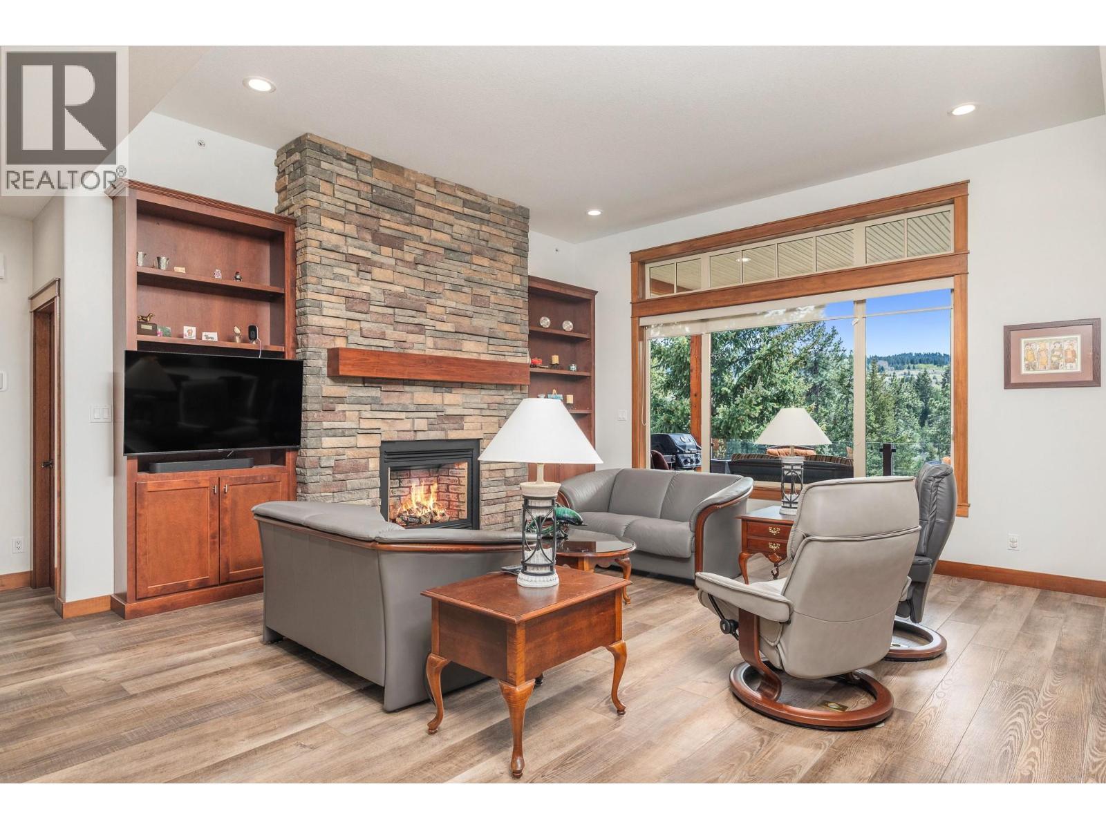 312 Rexor Place, Vernon, BC - Indoor Photo Showing Living Room With Fireplace