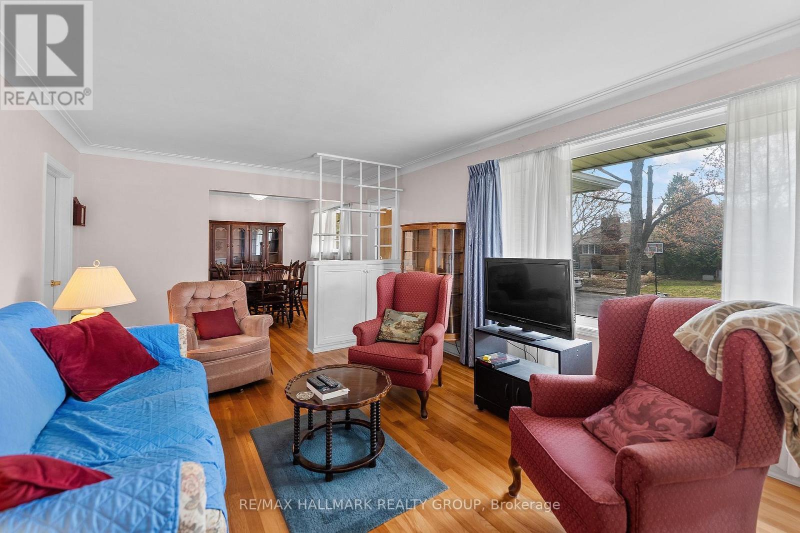 2075 Neepawa Avenue, Ottawa, ON - Indoor Photo Showing Living Room