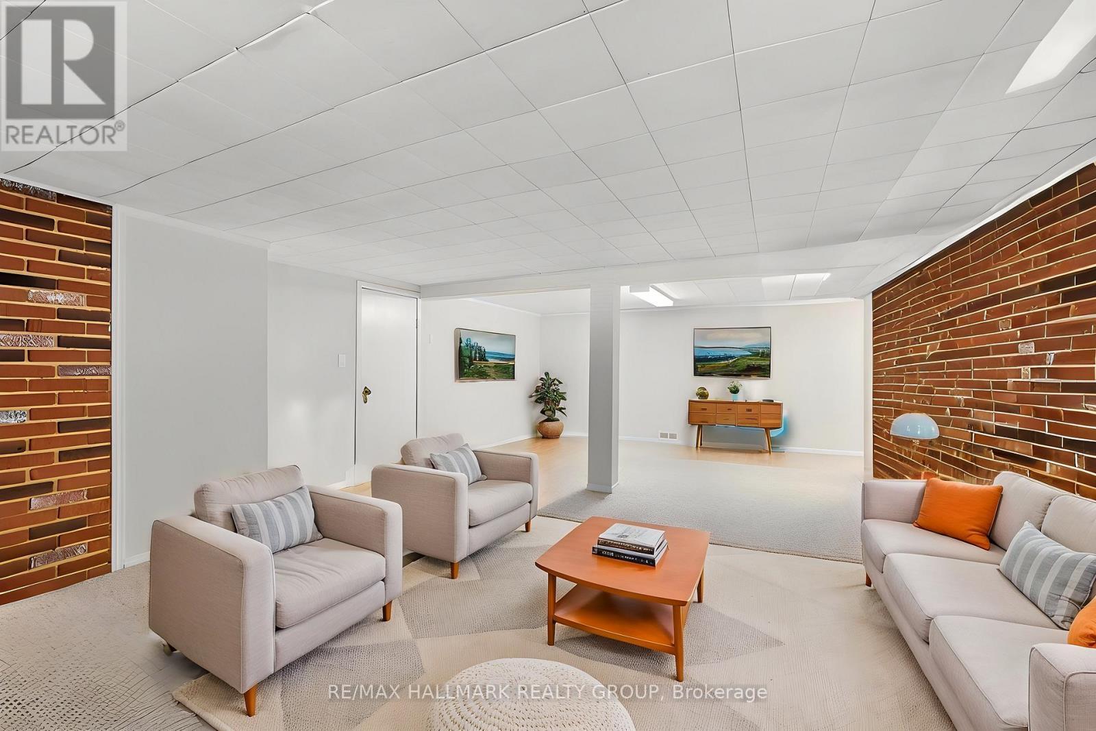 2075 Neepawa Avenue, Ottawa, ON - Indoor Photo Showing Living Room