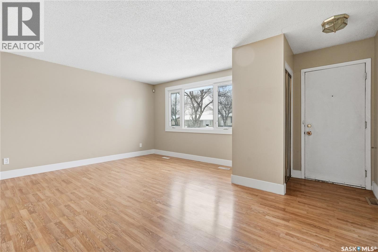94 Lloyd Crescent, Regina, SK - Indoor Photo Showing Other Room