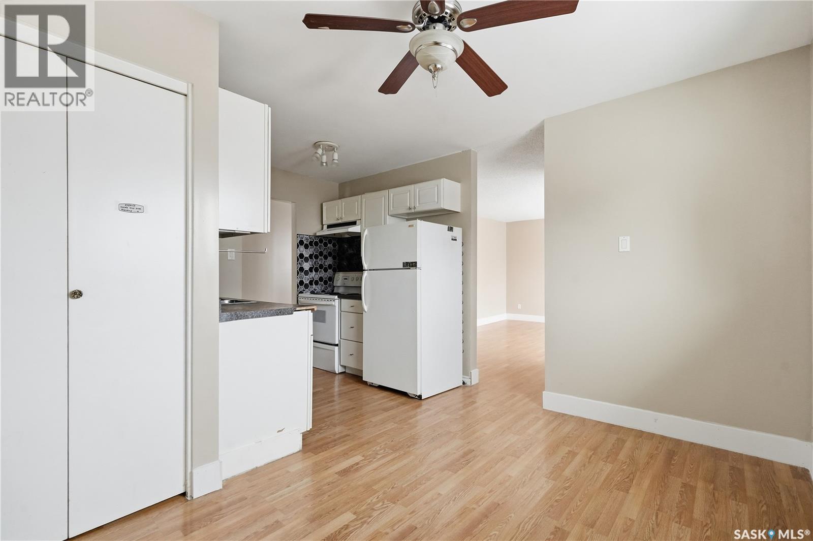 94 Lloyd Crescent, Regina, SK - Indoor Photo Showing Kitchen
