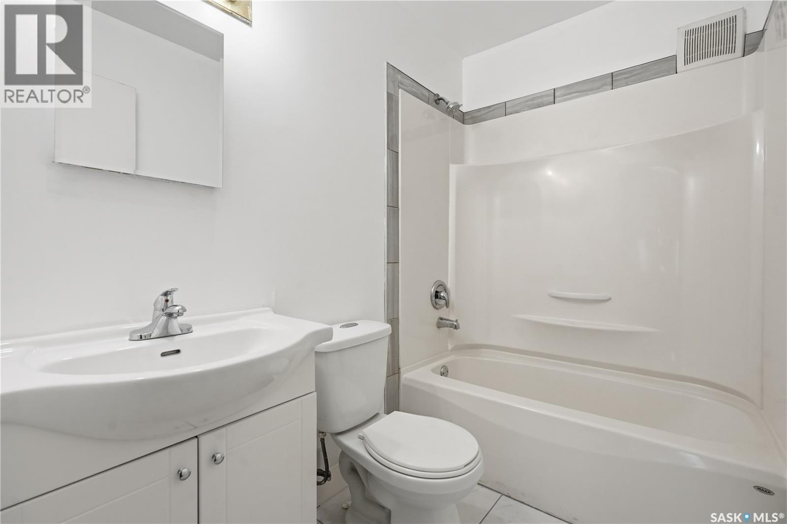 94 Lloyd Crescent, Regina, SK - Indoor Photo Showing Bathroom