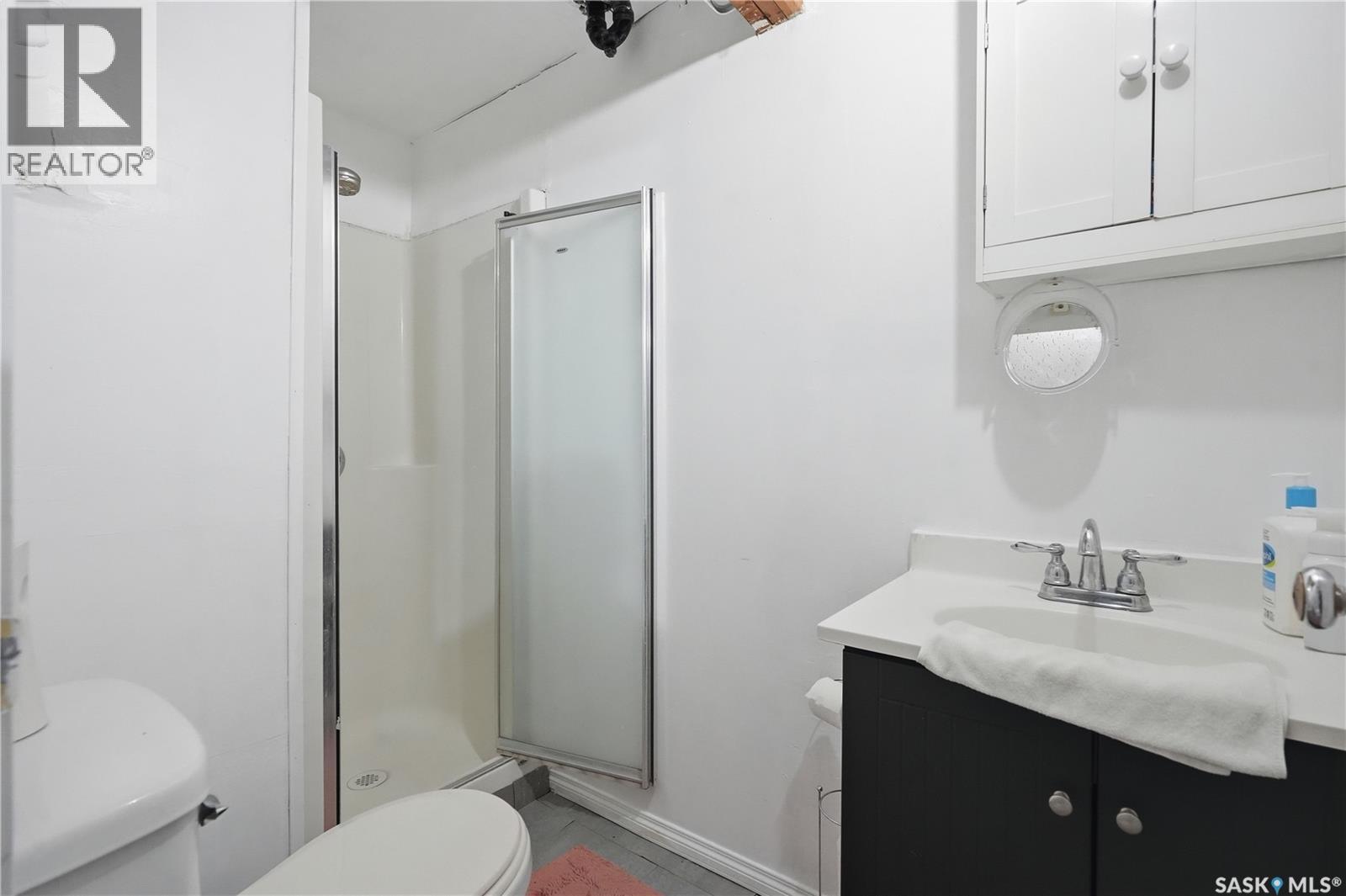 94 Lloyd Crescent, Regina, SK - Indoor Photo Showing Bathroom